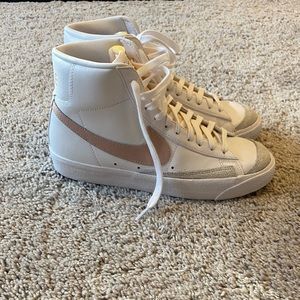 Nike Blazer Mid ‘77 pink size 9. Like new condition.